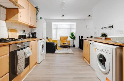 Cheetham Hill Apartment | Spacious 3-Story House - Free Off Street Parking - Heaton Park - Sleeps 9