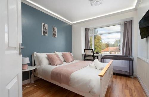 Cheetham Hill Apartment | Spacious 3-Story House - Free Off Street Parking - Heaton Park - Sleeps 9