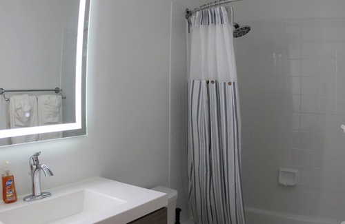 Bridgewater Apartment | Spacious 3BR/2BA Short Term Apartment Rental in Bridgewater
