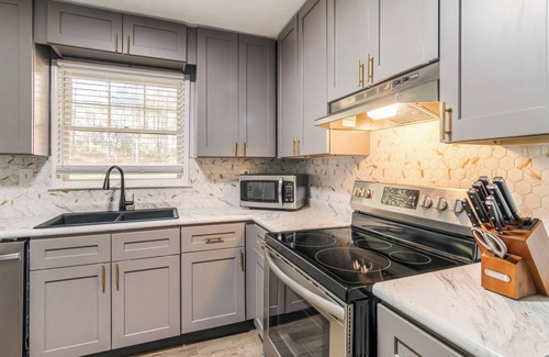 Covington House | Spacious 30+ Day Retreat – Perfect for Families & Professionals in Transitionn