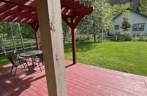 Hailey House | Spacious 3B/2BA house w/fenced yard+mountain view