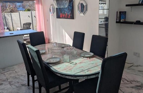 Ipswich House | Spacious 3B Home with Garden in Central Ipswich