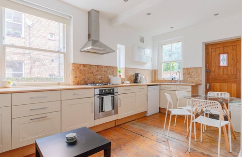 Brixton Hill Apartment | Spacious 3BD Flat w Garden, Near Clapham Common