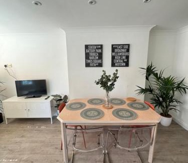 Fulham Apartment | Spacious 3BD Flat Close to Tube - Fulham!