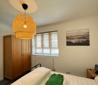 Fulham Apartment | Spacious 3BD Flat Close to Tube - Fulham!