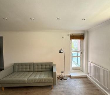 Fulham Apartment | Spacious 3BD Flat Close to Tube - Fulham!