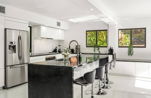 El Portal House | Spacious 3Bdr Family House W/Pool + River