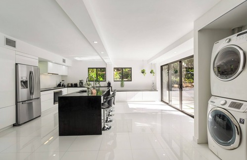 El Portal House | Spacious 3Bdr Family House W/Pool + River