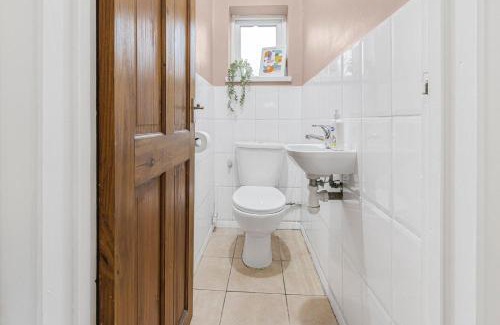Heston Central House | Spacious 3BHK near Heathrow