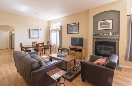 Northeast Heights House | Spacious 3BR/2.5BA Mountain Getaway in Sandia Heights