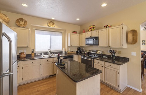 Northeast Heights House | Spacious 3BR/2.5BA Mountain Getaway in Sandia Heights