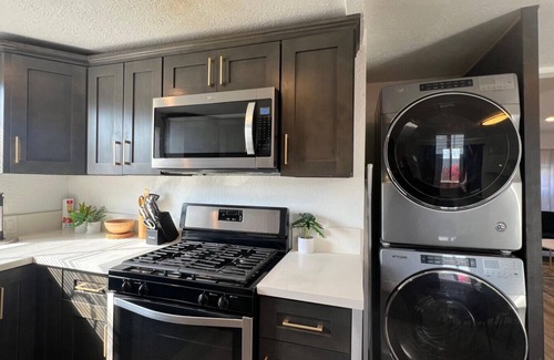Palms Apartment | Spacious 3BR/3BA Home Private Yard in Culver City
