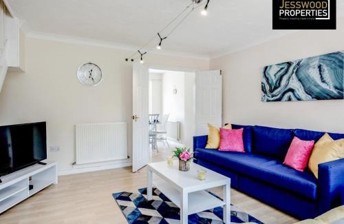Luton Apartment | Spacious 3BR, 3BA House by Jesswood Properties Short Lets For Contractors, With Free Parking Near M1 & Luton Airport