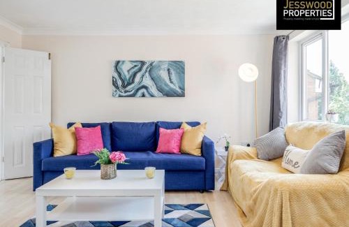 Luton Apartment | Spacious 3BR, 3BA House by Jesswood Properties Short Lets For Contractors, With Free Parking Near M1 & Luton Airport