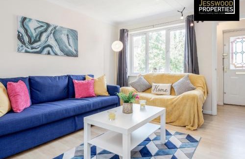 Luton Apartment | Spacious 3BR, 3BA House by Jesswood Properties Short Lets For Contractors, With Free Parking Near M1 & Luton Airport
