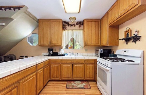 Big Bear Lake Cabin | Spacious 3BR Chalet