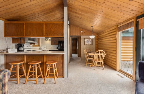 Breezy Point Cabin | Spacious 3BR Chalet Cabin Overlooking Golf Course