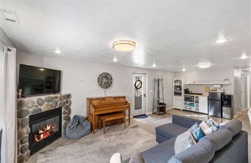 Layton Apartment | Spacious 3BR Furnished Basement w/Patio Grill - Family Friendly & Flexible Stay
