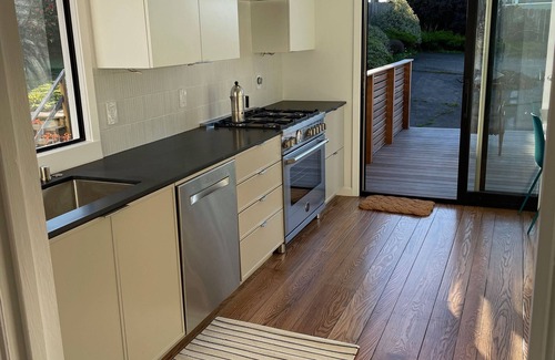 Parkside House | Spacious 3br home with yard, deck & sunset views ·