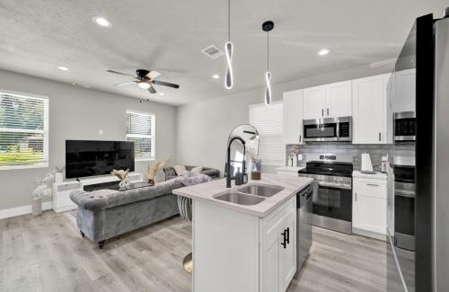 Humble House | Spacious 3BR Home w Yard, Smart TV Parking