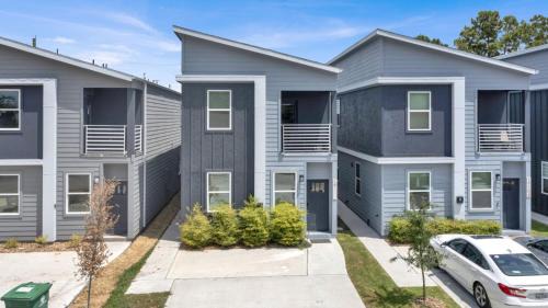 Humble House | Spacious 3BR Home w Yard Smart TV Parking
