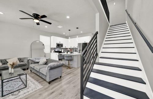Humble House | Spacious 3BR Home w Yard Smart TV Parking