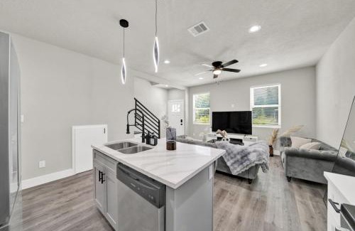 Humble House | Spacious 3BR Home w Yard Smart TV Parking