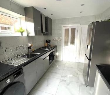 Watford House | Spacious 3BR House - Contractors, Hospital, Family