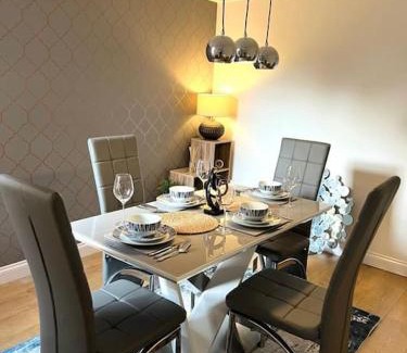 Watford House | Spacious 3BR House - Contractors, Hospital, Family