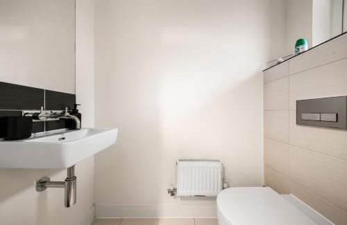 Reading Apartment | Spacious 3BR House in Reading - Perfect for Business Travellers, Contractors & Families FREE PARKING - Sleeps 8