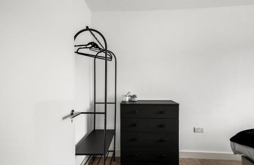 Reading Apartment | Spacious 3BR House in Reading - Perfect for Business Travellers, Contractors & Families FREE PARKING - Sleeps 8