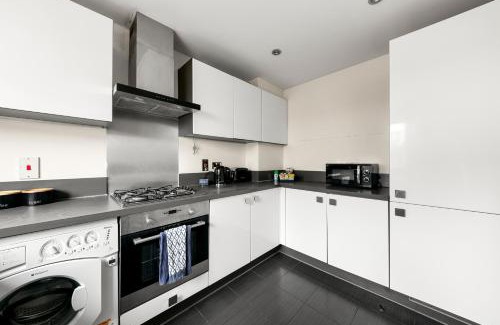 Reading Apartment | Spacious 3BR House in Reading - Perfect for Business Travellers, Contractors & Families FREE PARKING - Sleeps 8