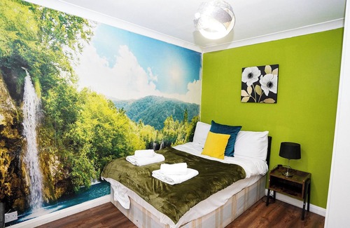Heston West House | Spacious 3BR House Sleeps 6