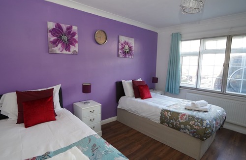 Heston West House | Spacious 3BR House Sleeps 6