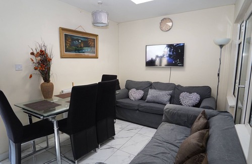 Heston West House | Spacious 3BR House Sleeps 6