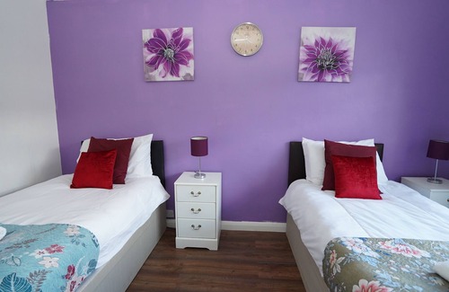 Heston West House | Spacious 3BR House Sleeps 6
