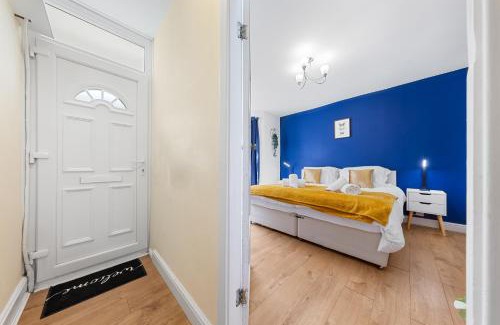 Watford House | Spacious 3BR House w Priv Office or Cot area and Garden