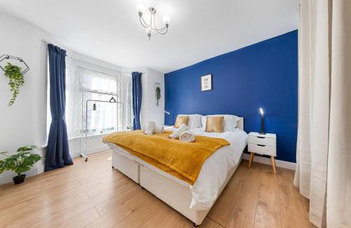 Watford House | Spacious 3BR House w Priv Office or Cot area and Garden