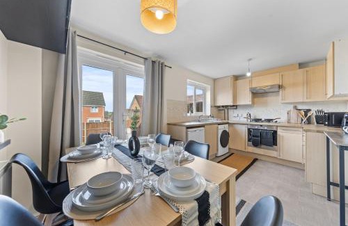 Hamilton House | Spacious 3BR Leicester Home, Sleeps 8, Free Parking, Fast WiFi, Long Stay & Contractors Welcome