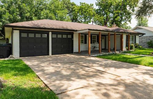 Garden Oaks House | Spacious 3BR Retreat - Pool Table Gazebo Yard