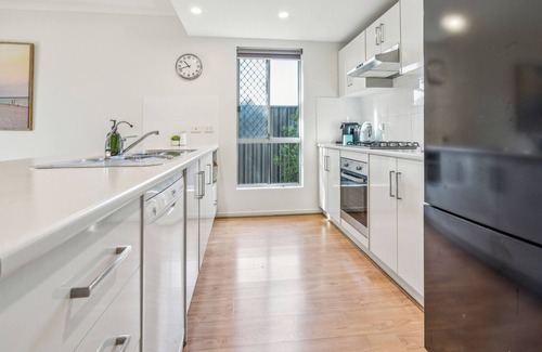 Kilburn House | Spacious 3BR Townhouse by Park Free WiFi & Parking Close CBD