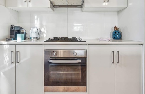 Kilburn House | Spacious 3BR Townhouse by Park Free WiFi & Parking Close CBD
