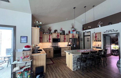 Hobart House | Spacious 4/5-bedroom house w/WiFi, fitness room in charming Hobart —NFL Draft—