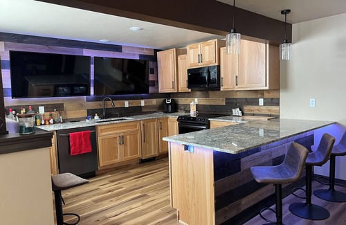 Hobart House | Spacious 4/5-bedroom house w/WiFi, fitness room in charming Hobart —NFL Draft—