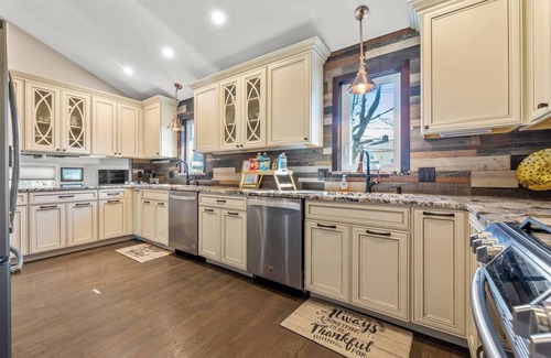 University Heights House | Spacious 4-bedroom house in awesome University Heights with WiFi, AC