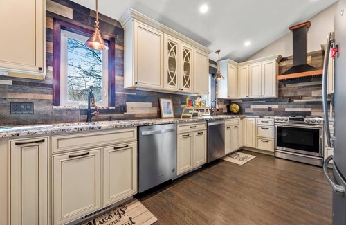 University Heights House | Spacious 4-bedroom house in awesome University Heights with WiFi, AC