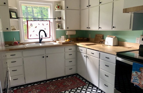 Riverside House | Spacious 4 BDR/3 BA 2 Acre property one minute from Lake Michigan-Dog Friendly!