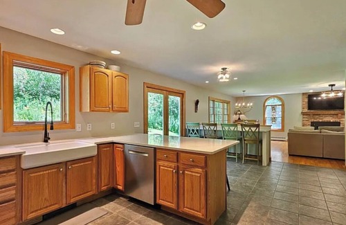 Waterbury Center House | Spacious 4 bed 2.5 bath Modern Colonial in Waterbury Center