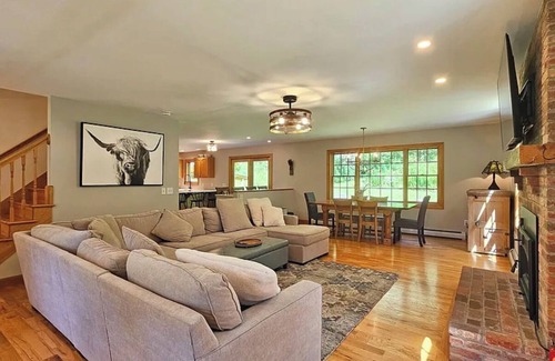 Waterbury Center House | Spacious 4 bed 2.5 bath Modern Colonial in Waterbury Center