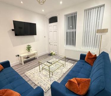 Sheffield Apartment | Spacious 4 Bed 4 Bath Stay with Free Parking